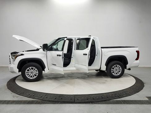 Used 2022 Toyota Tundra SR5 w/ SR5 Convenience Package AWD/4WD image 12