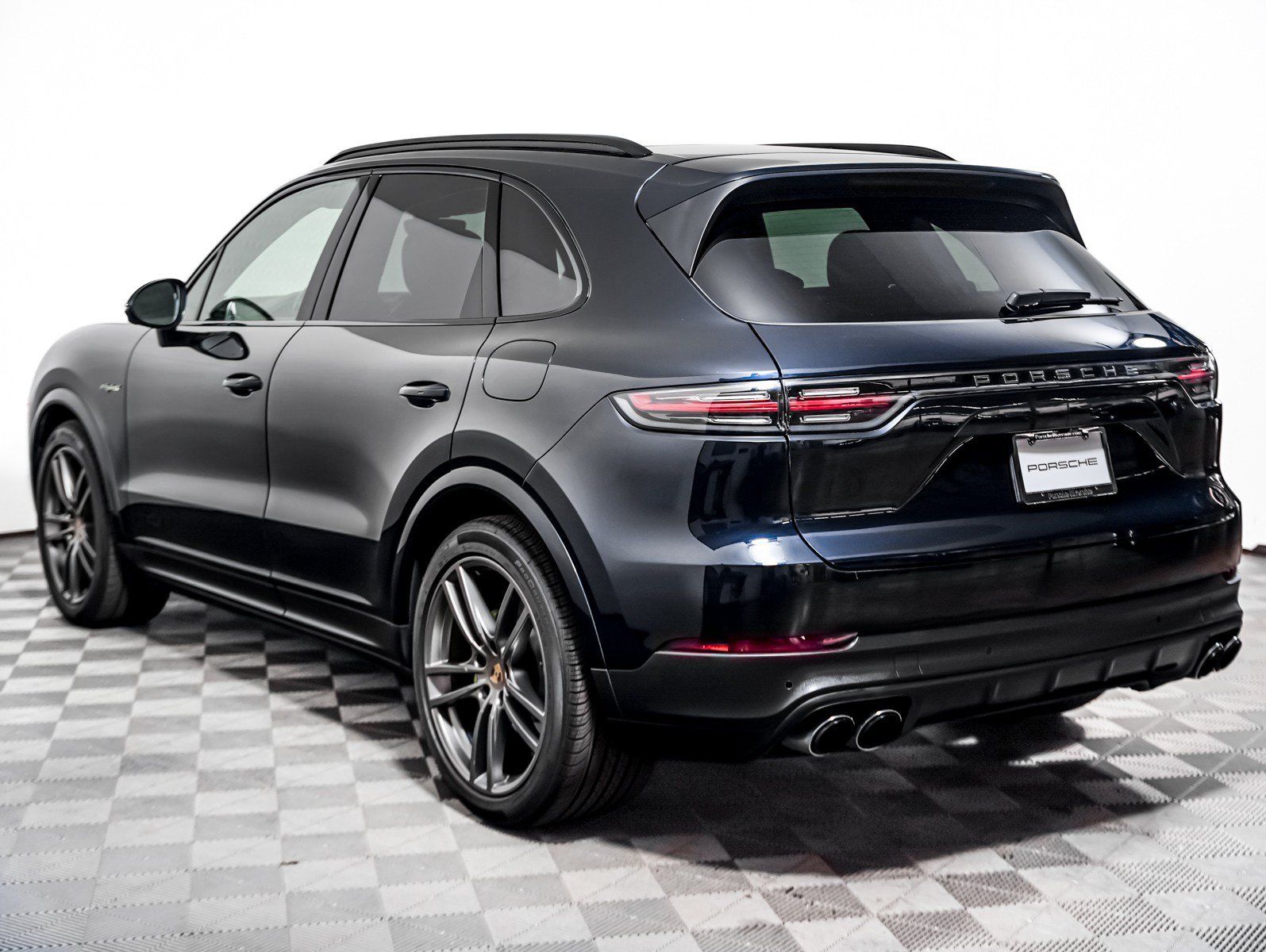 Certified 2022 Porsche Cayenne E-Hybrid AWD/4WD image 3