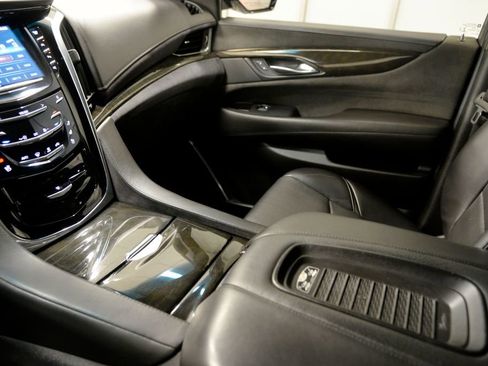 Used 2018 Cadillac Escalade Platinum image 26