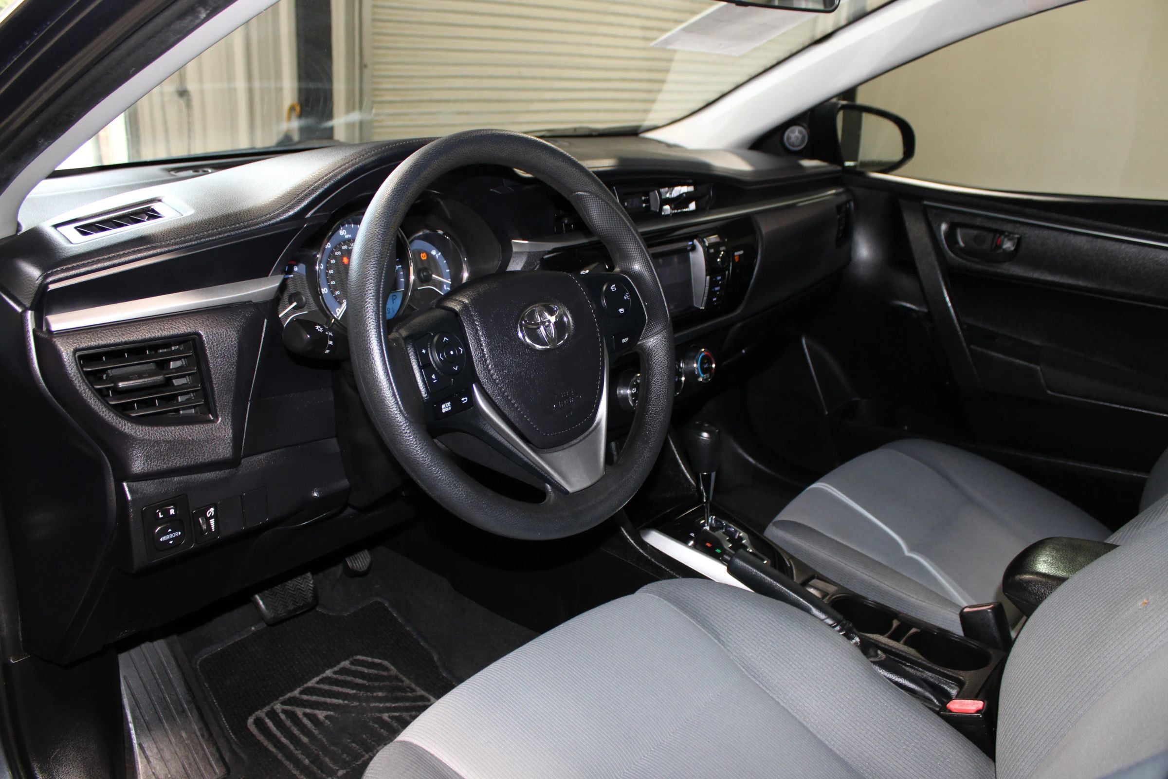 Used 2016 Toyota Corolla L FWD image 19