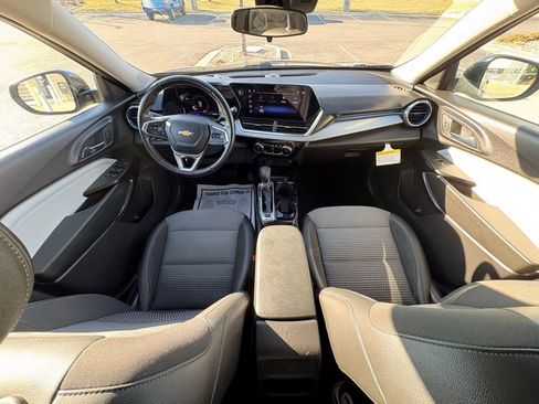 Used 2024 Chevrolet Trax LT w/ LT Convenience Package image 15