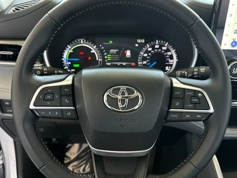 Used 2025 Toyota Highlander XLE AWD/4WD image 23