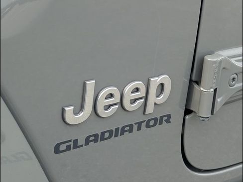 Used 2021 Jeep Gladiator Overland w/ Popular Equipment Package image 17