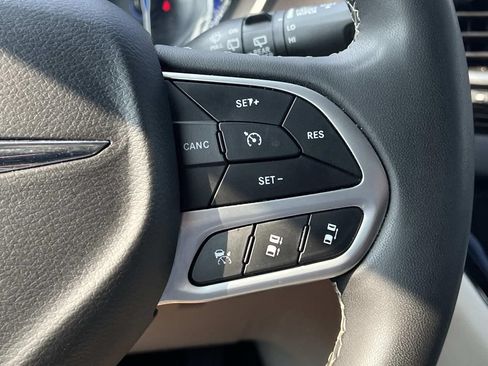 Used 2023 Chrysler Pacifica Touring-L FWD image 21