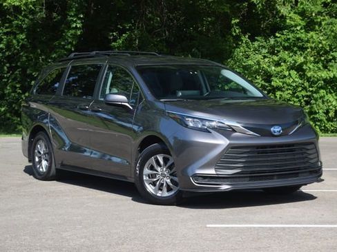 Used 2024 Toyota Sienna LE AWD/4WD image 1
