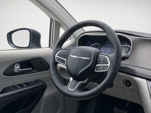 Used 2023 Chrysler Pacifica Touring-L FWD image 23