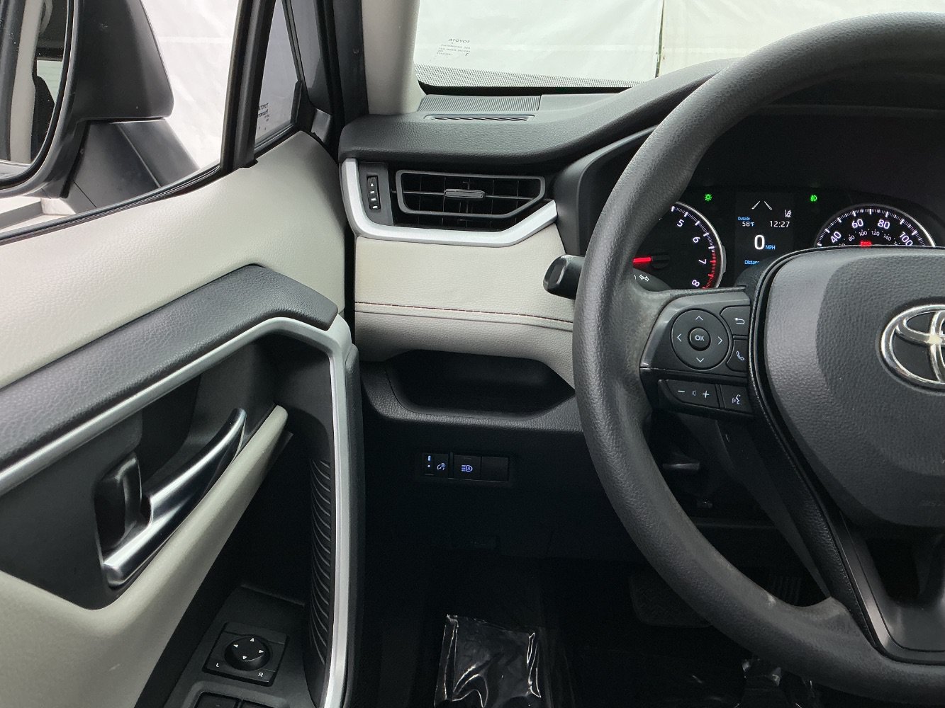Used 2020 Toyota RAV4 XLE FWD image 32