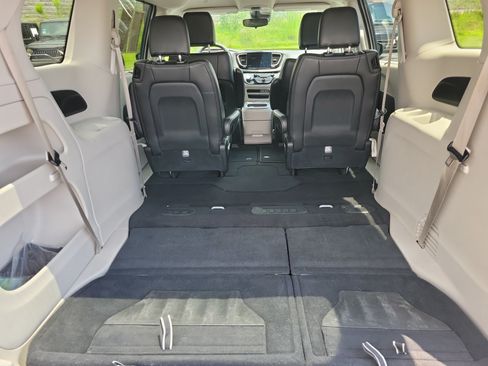 Used 2024 Chrysler Pacifica Touring-L FWD image 14