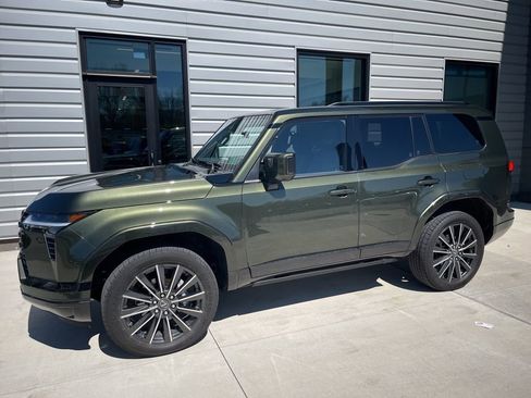 Certified 2024 Lexus GX 550 w/ Accessory Package (Z1) image 3