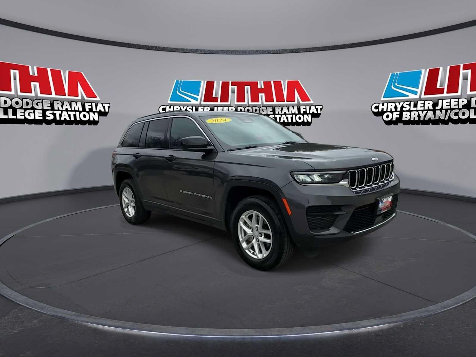 Used 2024 Jeep Grand Cherokee Laredo X w/ Trailer Tow Package AWD/4WD image 2