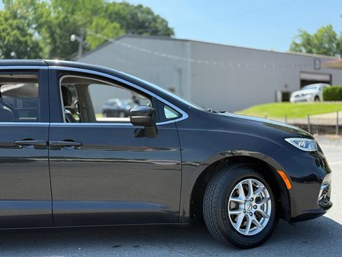 Used 2023 Chrysler Pacifica Touring-L FWD image 10