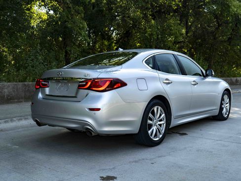Used 2018 INFINITI Q70 Luxe RWD image 9