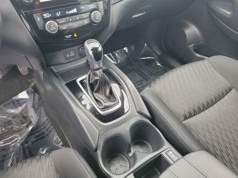Used 2018 Nissan Rogue SV w/ Premium Package image 12