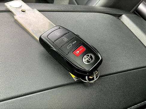 Used 2024 Toyota Highlander XLE AWD/4WD image 39