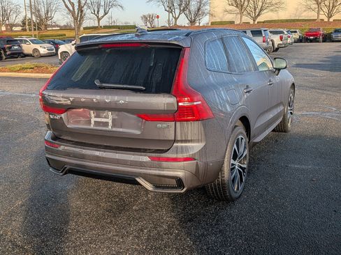 Used 2025 Volvo XC60 B5 Plus image 9