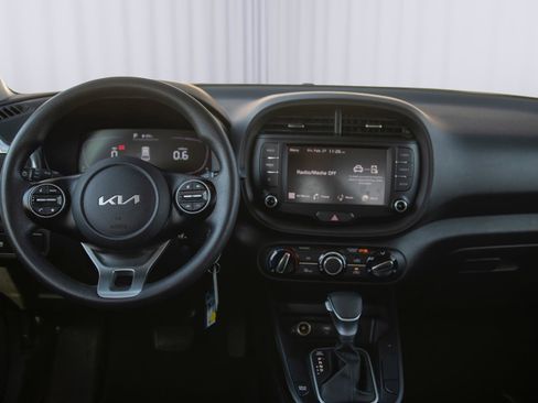 Used 2023 Kia Soul LX image 3