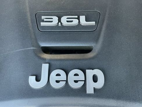 Used 2018 Jeep Wrangler Unlimited Sahara AWD/4WD image 29
