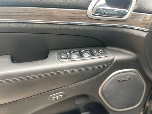 Used 2018 Jeep Grand Cherokee Overland AWD/4WD image 9
