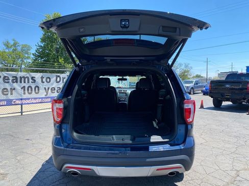 Used 2017 Ford Explorer XLT w/ Equipment Group 202A AWD/4WD image 4