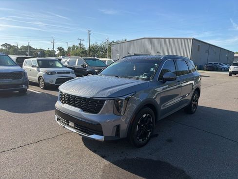 Certified 2025 Kia Sorento S w/ Panoramic Sunroof Package FWD image 9