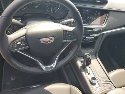 Certified 2025 Cadillac XT6 Luxury FWD image 13