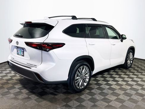Certified 2024 Toyota Highlander Platinum AWD/4WD image 8