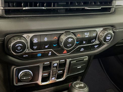 Used 2025 Jeep Wrangler Sahara image 23