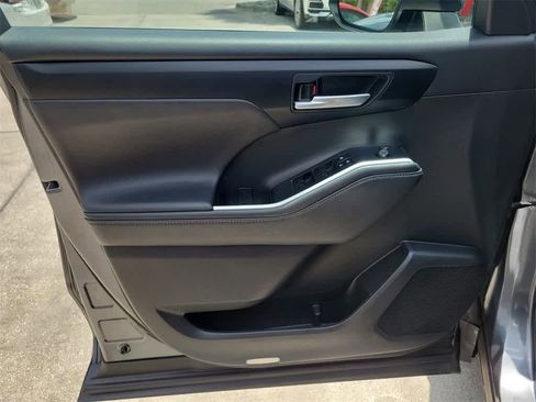 Used 2020 Toyota Highlander XLE image 19