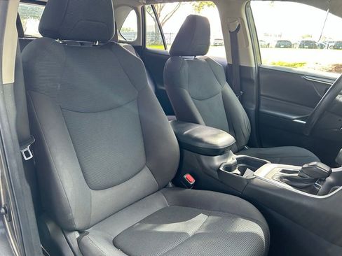 Used 2021 Toyota RAV4 LE FWD image 16