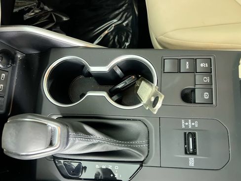 Used 2023 Toyota Highlander XLE FWD image 21