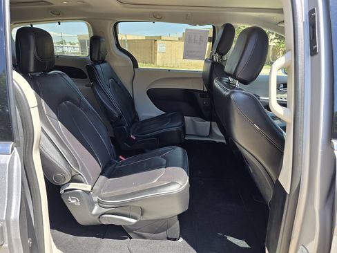 Used 2018 Chrysler Pacifica Limited FWD image 17