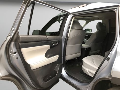 Certified 2024 Toyota Highlander XLE AWD/4WD image 11
