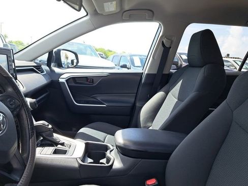Used 2021 Toyota RAV4 LE image 18