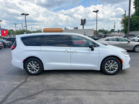 Used 2026 Chrysler Pacifica Limited FWD image 9