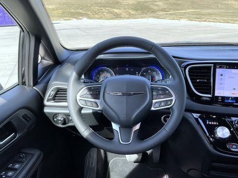 Used 2025 Chrysler Pacifica Select FWD image 11
