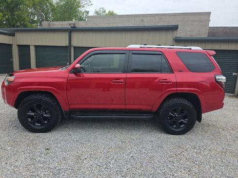 Certified 2018 Toyota 4Runner SR5 AWD/4WD image 3