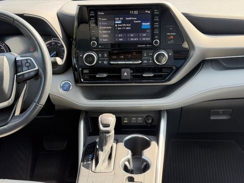 Used 2022 Toyota Highlander XLE AWD/4WD image 14