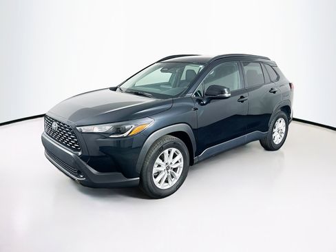 Used 2025 Toyota Corolla Cross LE image 3
