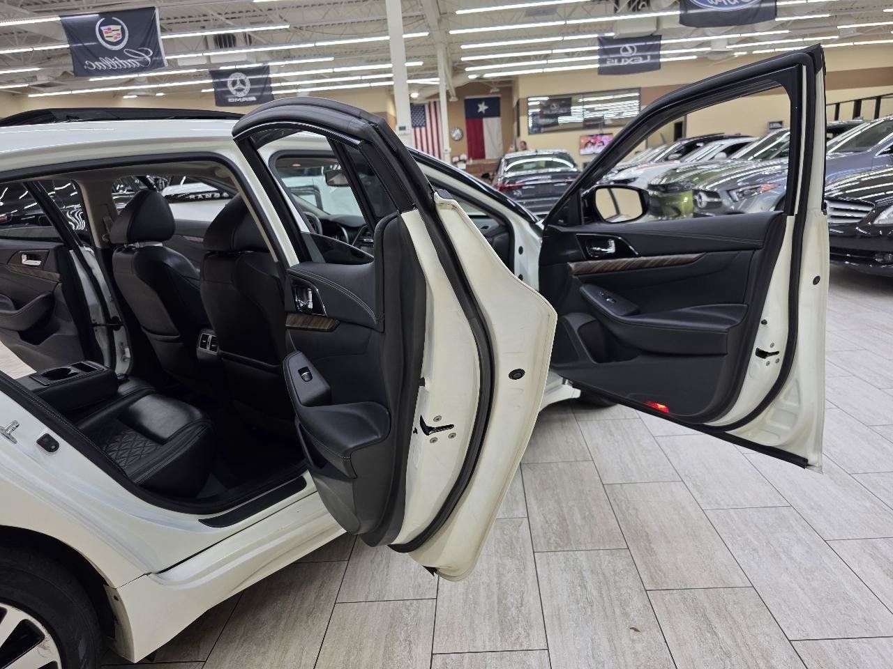 Used 2017 Nissan Maxima Platinum w/ Interior Lighting Package FWD image 13