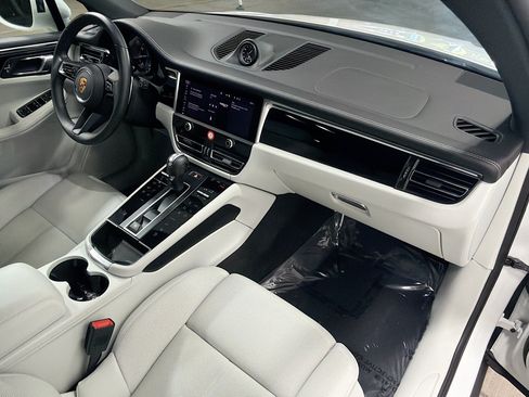 Certified 2026 Porsche Macan AWD/4WD image 15