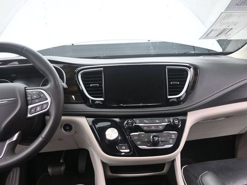 Used 2023 Chrysler Pacifica Limited FWD image 23