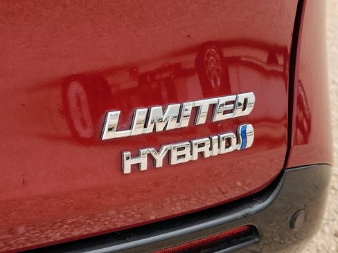 Used 2022 Toyota Sienna Limited image 9