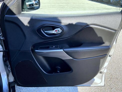 Used 2019 Jeep Cherokee Limited AWD/4WD image 18