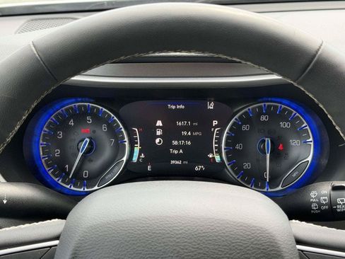 Used 2024 Chrysler Pacifica Touring-L FWD image 11