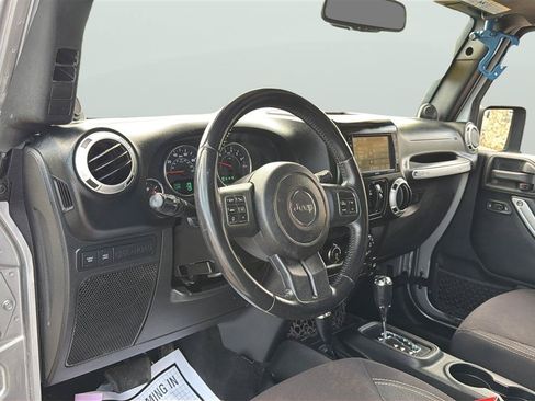 Used 2014 Jeep Wrangler Unlimited Rubicon w/ Connectivity Group AWD/4WD image 17