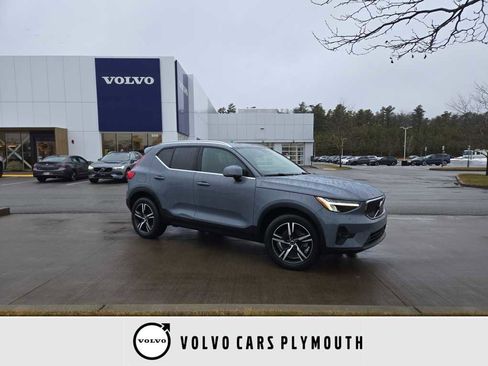 Used 2023 Volvo XC40 B5 Plus image 1