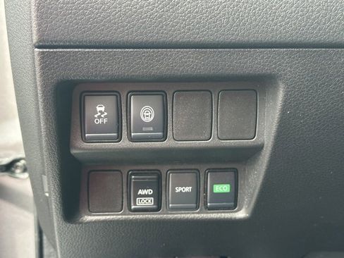 Used 2020 Nissan Rogue Sport S image 24