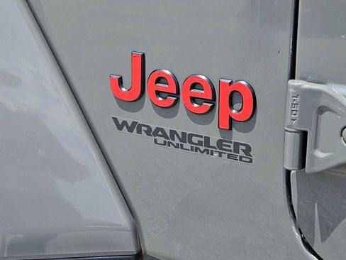 Used 2020 Jeep Wrangler Unlimited Sahara AWD/4WD image 12