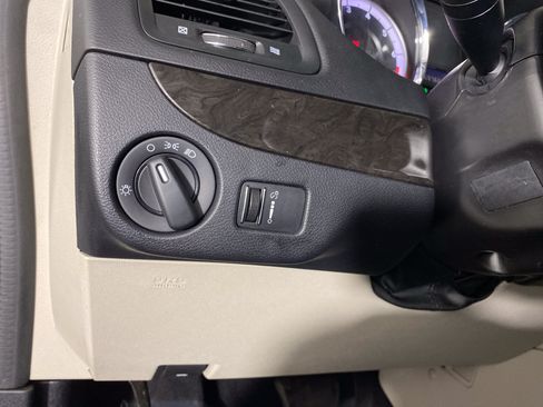 Used 2019 Dodge Grand Caravan SE w/ UConnect Hands-Free Group FWD image 23
