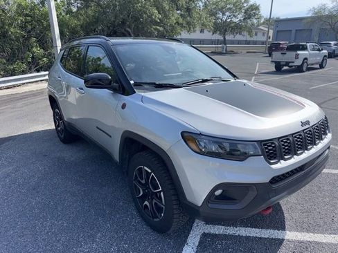 Used 2025 Jeep Compass Trailhawk AWD/4WD image 3
